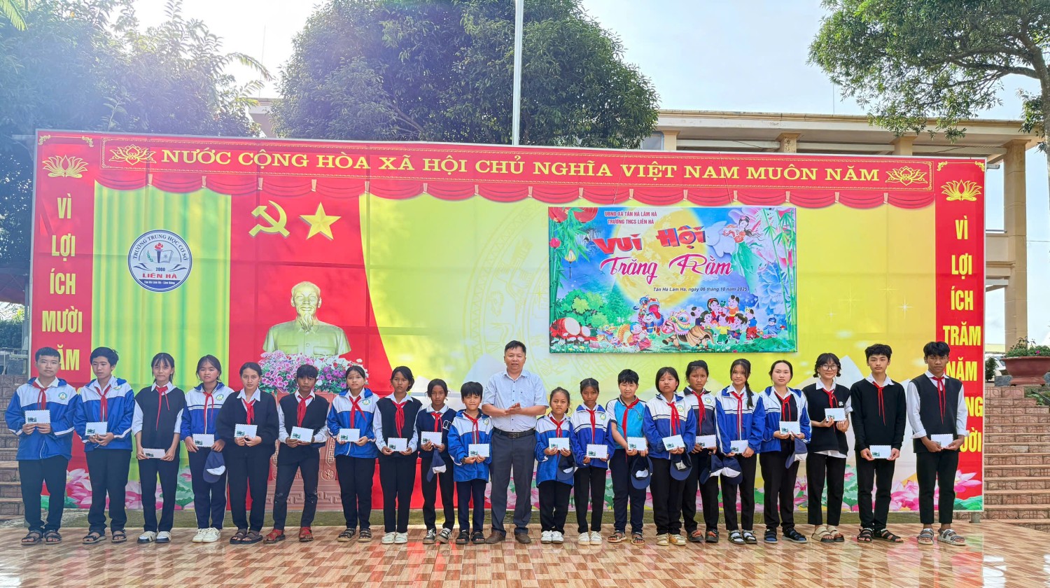 Hình ảnh HS nhận quà mỗii em 500.000 đồng.