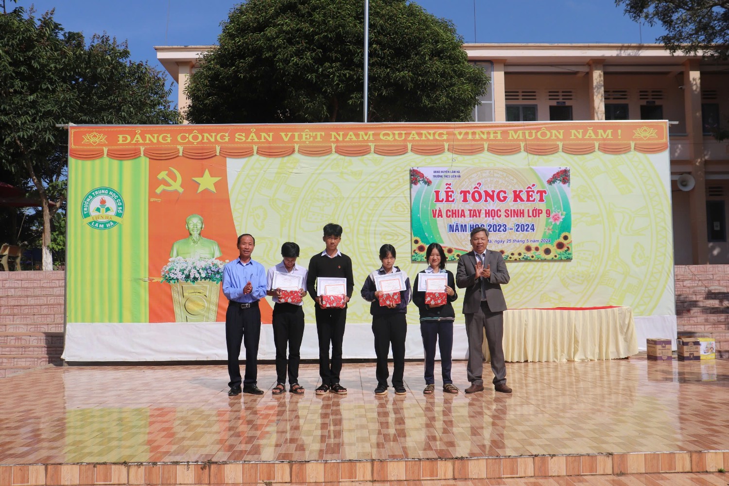 thay-Hieu-truong-va-d-c-chu-tich-xa-trao-qua-doi-tuyen-HS-gioi.jpg